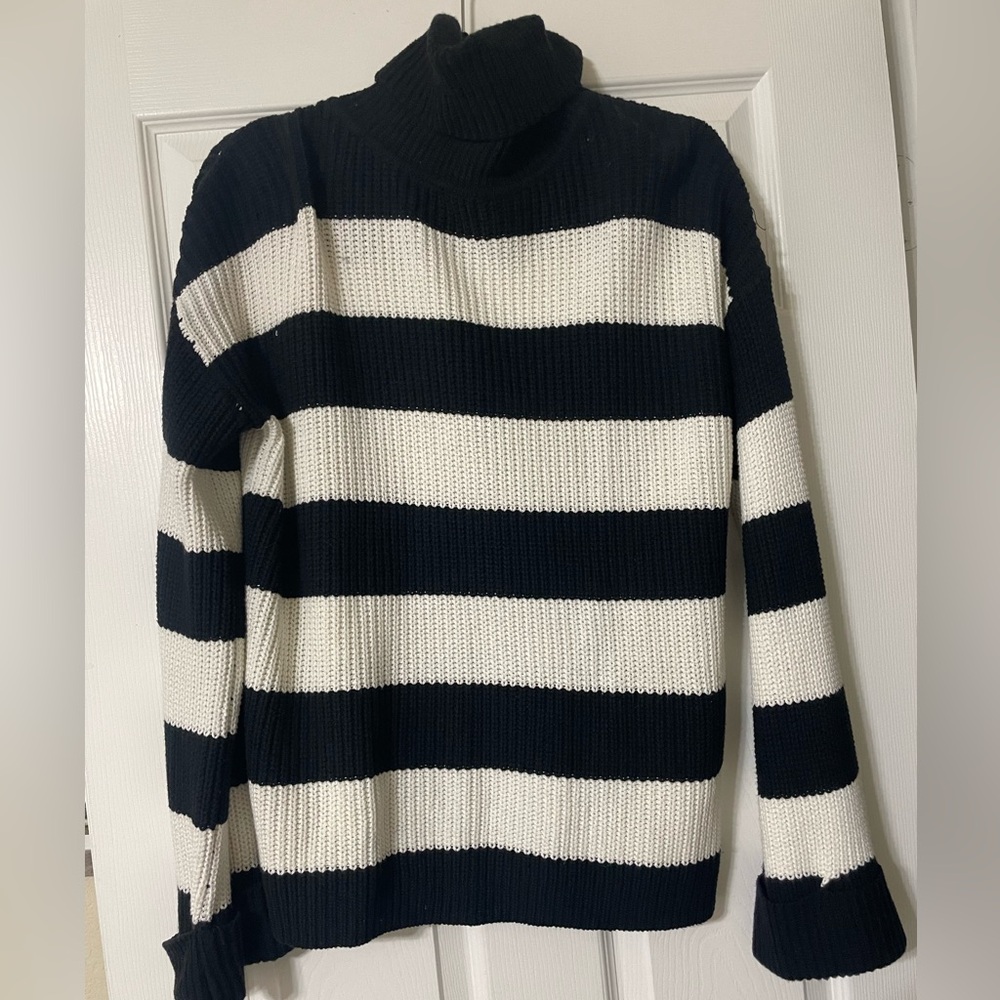 Trendy oversized turtleneck sweater size small